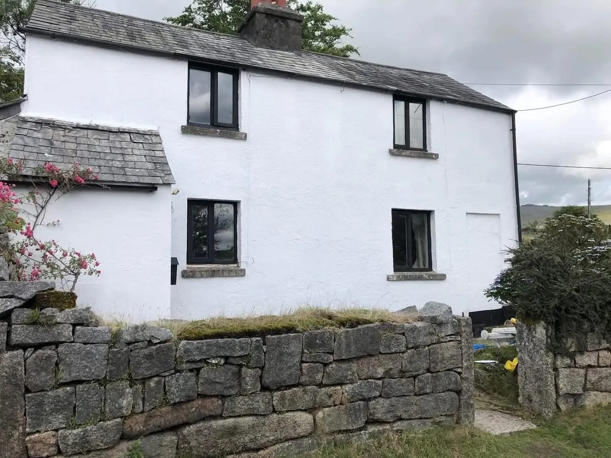 Render repair and exterior repaint of a cottage in Polperro